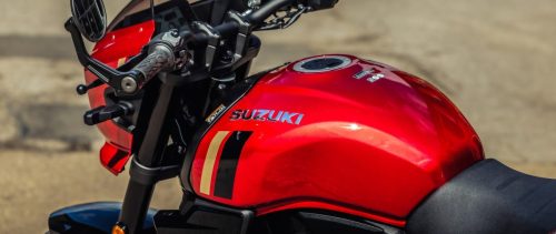 Suzuki GSX-8TT – Detail von Lenker, Tank mit Suzuki-Schriftzug und rot-goldenen Streifen