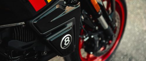 Suzuki GSX-8TT – Detail der seitlichen Abdeckung mit 8-Ball-Dekor und rotem Felgenrand