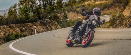 Suzuki GSX-8TT in Schwarz-Grau in einer Kurve auf einer Bergstraße