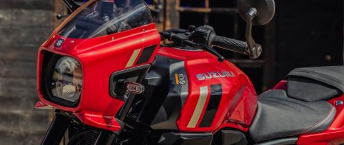 Suzuki GSX-8TT – Detail von Lampenmaske, Tank-Dekor und Sitzbank in Rot mit goldenen Streifen