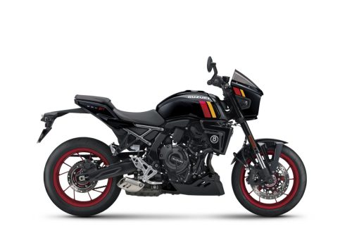 Suzuki GSX-8TT in Schwarz mit roten Felgenrändern, Studio-Seitenansicht auf weißem Hintergrund