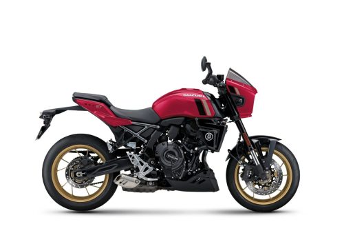 Suzuki GSX-8TT in Candy Daring Red mit goldenen Felgen, Studio-Seitenansicht auf weißem Hintergrund