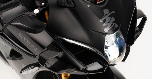 Suzuki GSX-R1000R Stealth – Nahaufnahme von Scheinwerfer und Carbon-Winglet mit Hayabusa-Kanji-Emblem