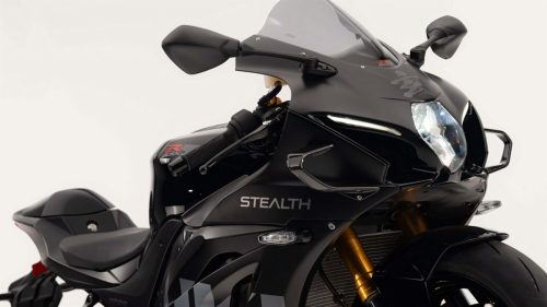 Suzuki GSX-R1000R Stealth – Cockpitbereich mit Spiegeln, getöntem Windschild und STEALTH-Schriftzug am Tank