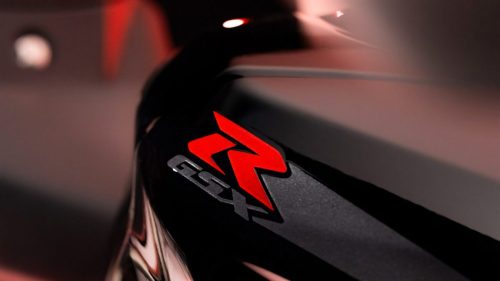 Suzuki GSX-R1000R Stealth – Nahaufnahme des roten GSX-R-Logos auf der Verkleidung