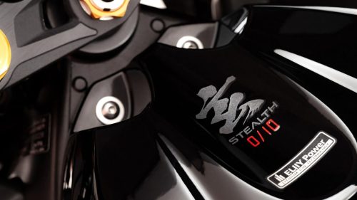 Suzuki GSX-R1000R Stealth – Nahaufnahme der nummerierten Plakette „STEALTH 0/10“ an der Gabelbrücke
