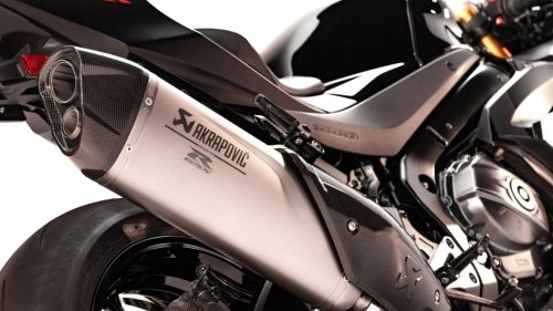 Suzuki GSX-R1000R Stealth – Detailansicht des Akrapovič-Titan-Endschalldämpfers mit Carbon-Endkappe