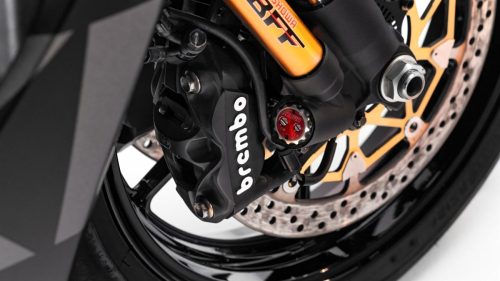 Suzuki GSX-R1000R Stealth – Detailansicht der goldfarbenen Showa-BFF-Gabel mit Brembo-Bremssattel