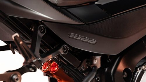 Suzuki GSX-R1000R Stealth – Detailansicht der Motorunterseite mit „1000“-Schriftzug an der Verkleidung