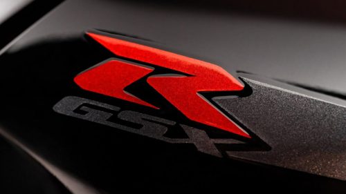 Suzuki GSX-R1000R Stealth – Nahaufnahme des roten GSX-R-Logos am Tank