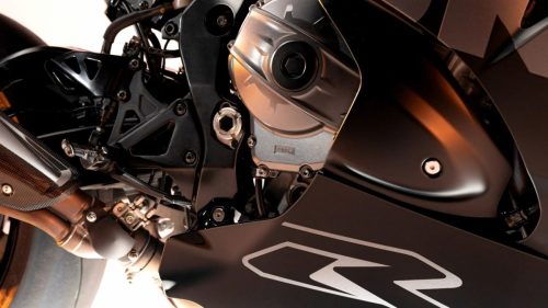 Suzuki GSX-R1000R Stealth – Detailansicht von Motorgehäuse und Rahmen im Bereich der Fußrastenanlage