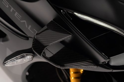 Suzuki GSX-R1000R Stealth – Nahaufnahme des Carbon-Winglets mit STEALTH-Schriftzug und LED-Blinker