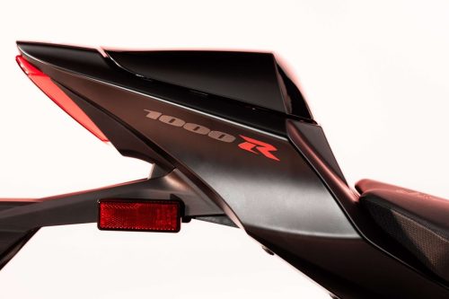 Suzuki GSX-R1000R Stealth – Nahaufnahme des Hecks mit „1000R“-Schriftzug und rotem Rücklicht