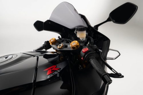 Suzuki GSX-R1000R Stealth – Cockpitansicht mit getöntem Windschild, Bremsflüssigkeitsbehälter und goldenen Gabelbrücken-Schrauben