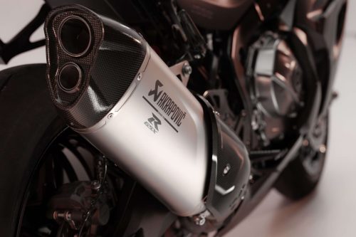 Suzuki GSX-R1000R Stealth – Nahaufnahme des Akrapovič-Titan-Endschalldämpfers mit GSX-R-Logo