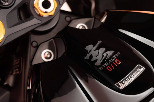 Suzuki GSX-R1000R Stealth – Nahaufnahme der nummerierten Plakette „STEALTH 0/10“ und des ELIY-Power-Lithium-Ionen-Akku-Aufklebers