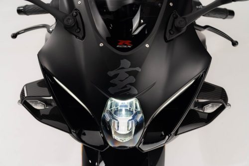 Suzuki GSX-R1000R Stealth – Extreme Nahaufnahme der Front mit Hayabusa-Kanji-Emblem und LED-Scheinwerfer