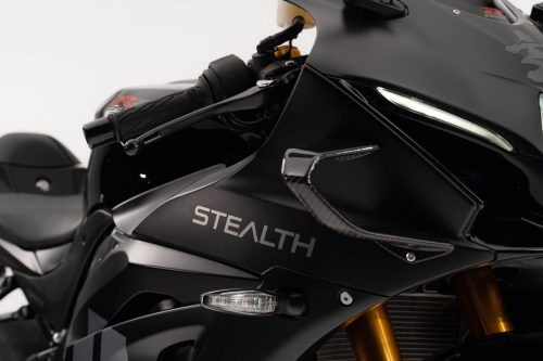 Suzuki GSX-R1000R Stealth – Nahaufnahme von Tank und Cockpit mit STEALTH-Schriftzug und Carbon-Winglet