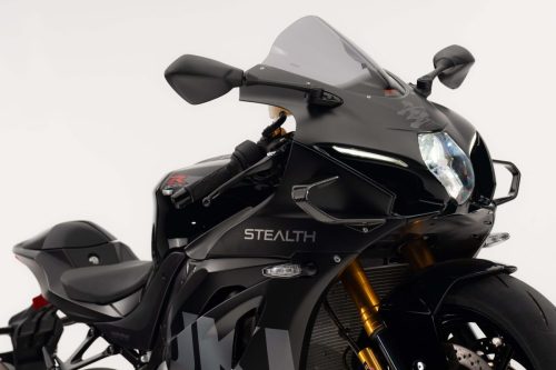 Suzuki GSX-R1000R Stealth – Dreiviertelansicht von vorn mit STEALTH-Schriftzug und Suzuki-Schriftzug auf der Verkleidung