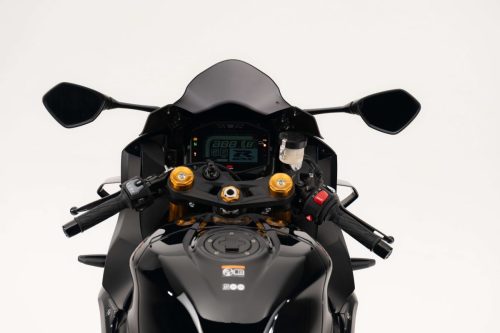 Suzuki GSX-R1000R Stealth – Cockpitansicht mit TFT-Display, goldenen Gabelbrücken und roter Launch-Control-Taste
