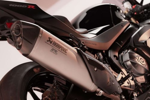 Suzuki GSX-R1000R Stealth – Detailansicht des Akrapovič-Endschalldämpfers mit „1000R“-Schriftzug im Hintergrund