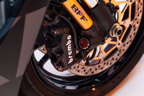 Suzuki GSX-R1000R Stealth – Detailansicht von Brembo-Bremssattel und goldener Showa-BFF-Gabel