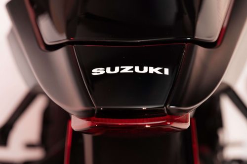 Suzuki GSX-R1000R Stealth – Nahaufnahme des Suzuki-Schriftzugs am Heckbürzel mit rotem Rücklicht