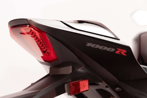 Suzuki GSX-R1000R Stealth – Nahaufnahme des Hecks mit „1000R“-Schriftzug vor weißem Studiohintergrund