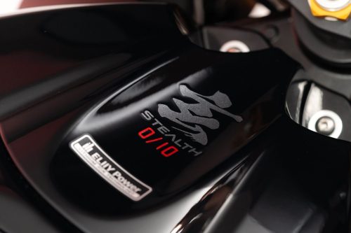 Suzuki GSX-R1000R Stealth – Nahaufnahme der nummerierten Plakette „STEALTH 0/10“ an der Gabelbrücke