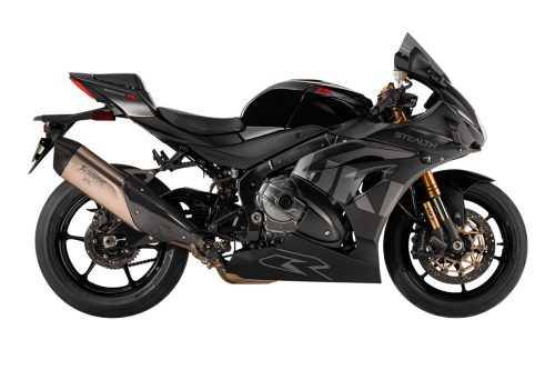 Suzuki GSX-R1000R Stealth – Seitenansicht im Studio vor weißem Hintergrund mit Akrapovič-Auspuff und goldener Gabel