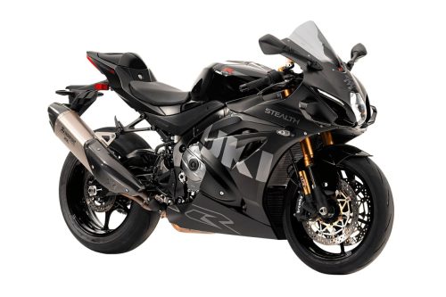 Suzuki GSX-R1000R Stealth – Dreiviertelansicht von vorn im Studio vor weißem Hintergrund