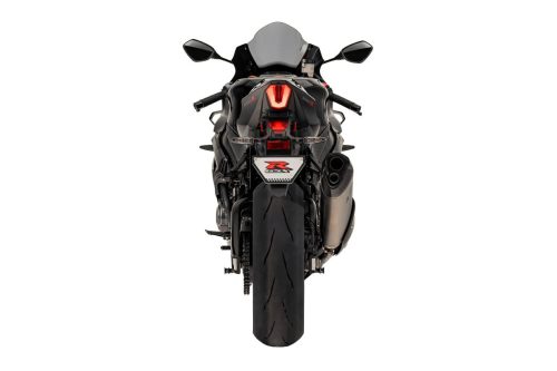 Suzuki GSX-R1000R Stealth – Heckansicht im Studio vor weißem Hintergrund mit rotem Rücklicht und Akrapovič-Auspuff