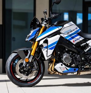 Suzuki GSX-S1000 Special Edition 2026 – Frontpartie schräg von vorn links mit goldener 43-mm-KYB-Upside-down-Gabel, radial montierten Brembo-Bremszangen und rotem Felgenranddekor