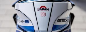 Suzuki GSX-S1000 Special Edition 2026 – Detail der Soziusabdeckung mit GSX-S-Schriftzug und Made-in-Japan-Emblem des Jubiläums-Dekor-Kits