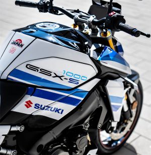 Suzuki GSX-S1000 Special Edition 2026 – Tankdetail mit GSX-S-1000-Schriftzug, Suzuki-Logo, roter Jubiläumszahl 50 und Made-in-Japan-Emblem