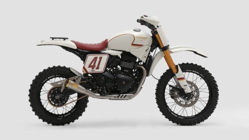 Triumph Scrambler 400 X Custom-Umbau von Tamarit Motorcycles aus Spanien – Enduro im Retro-Look in Weiß mit roter Sitzbank und Startnummer 41, Seitenansicht im Studio