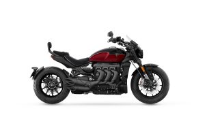 Triumph Rocket 3 GT 2024 – Studio-Seitenansicht von rechts in Carnival Red