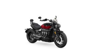 Triumph Rocket 3 GT 2024 – Studio-Schraegansicht von vorne rechts in Carnival Red