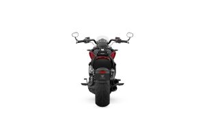 Triumph Rocket 3 GT 2024 – Studio-Heckansicht in Carnival Red