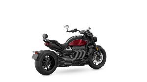 Triumph Rocket 3 GT 2024 – Studio-Schraegansicht von vorne links in Carnival Red