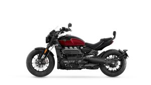 Triumph Rocket 3 GT 2024 – Studio-Seitenansicht von links in Carnival Red