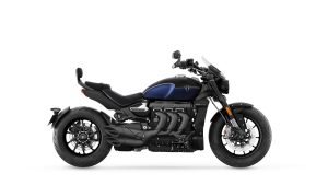 Triumph Rocket 3 GT 2024 – Studio-Seitenansicht von rechts in Pacific Blue