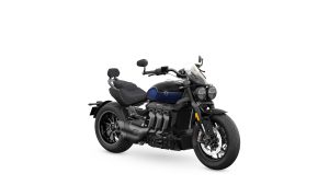 Triumph Rocket 3 GT 2024 – Studio-Schraegansicht von vorne rechts in Pacific Blue