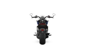 Triumph Rocket 3 GT 2024 – Studio-Heckansicht in Pacific Blue