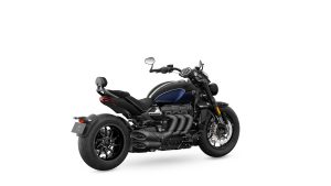 Triumph Rocket 3 GT 2024 – Studio-Schraegansicht von vorne links in Pacific Blue
