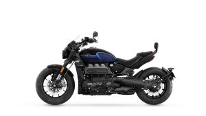Triumph Rocket 3 GT 2024 – Studio-Seitenansicht von links in Pacific Blue