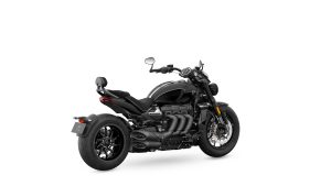 Triumph Rocket 3 GT 2024 – Studio-Schraegansicht von vorne links in Granite