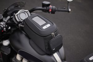 Triumph Rocket 3 GT 2024 – Studioaufnahme mit Zubehör