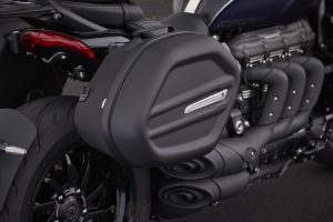 Triumph Rocket 3 GT 2024 – Studioaufnahme mit Zubehör