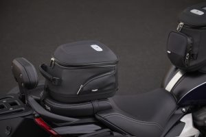 Triumph Rocket 3 GT 2024 – Studioaufnahme mit Zubehör